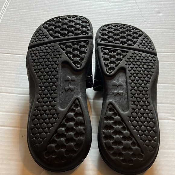 Under armor-4D foam cushion, foot bed, flip-flop, slides, sandals, size 9. Black - Picture 2 of 7